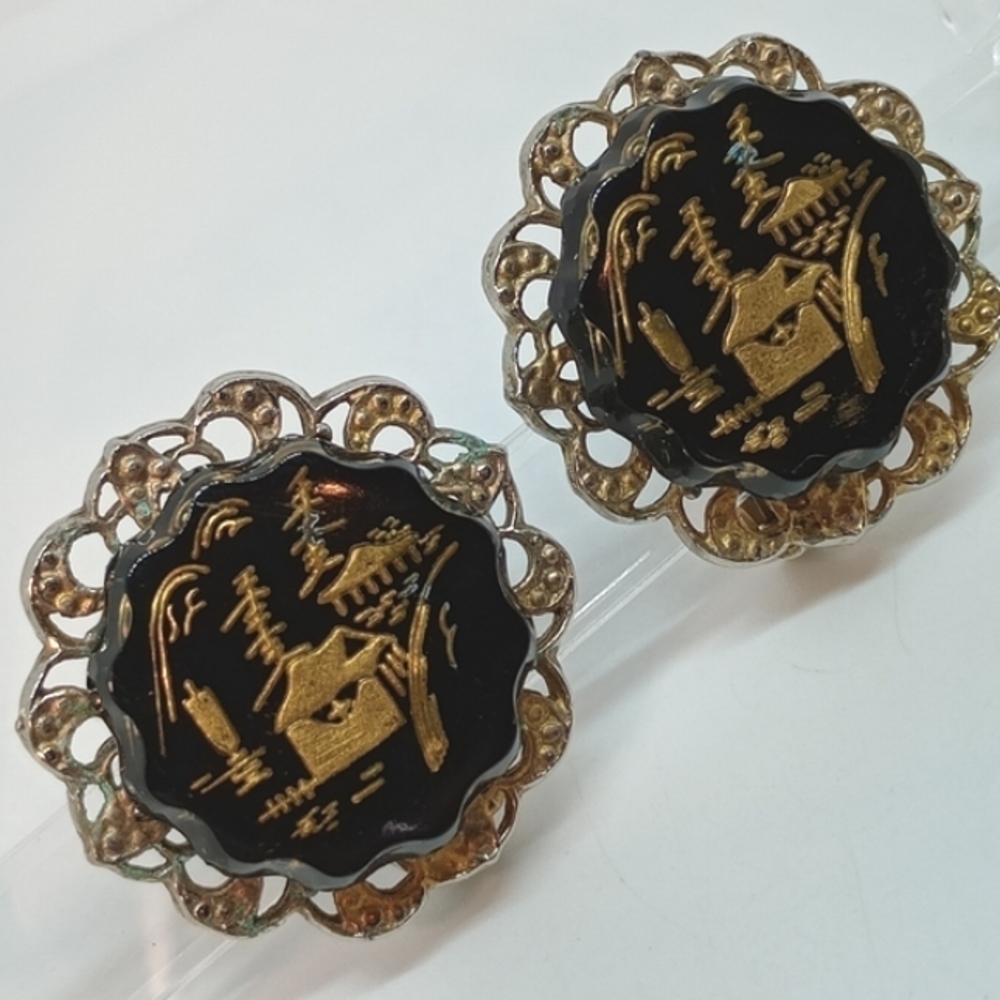 * Vintage Glass Reverse Intaglio Asian Scene Clip On Earrings